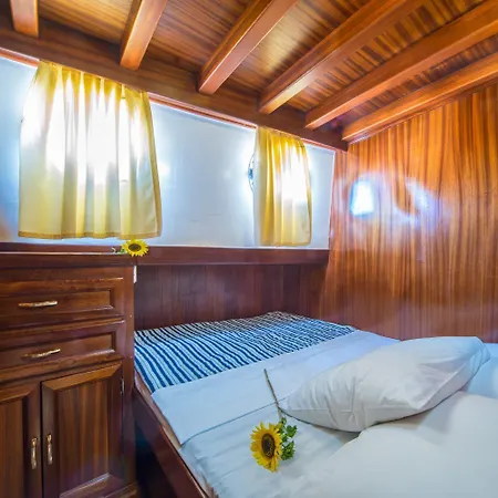 Charming On Msy Alisa Week Long Island Hopping Adventure Through Dalmatian Coastal Gems Bådhotel Split