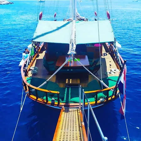 Charming On Msy Alisa Week Long Island Hopping Adventure Through Dalmatian Coastal Gems Bådhotel Split
